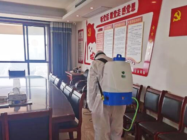 學(xué)校消毒中